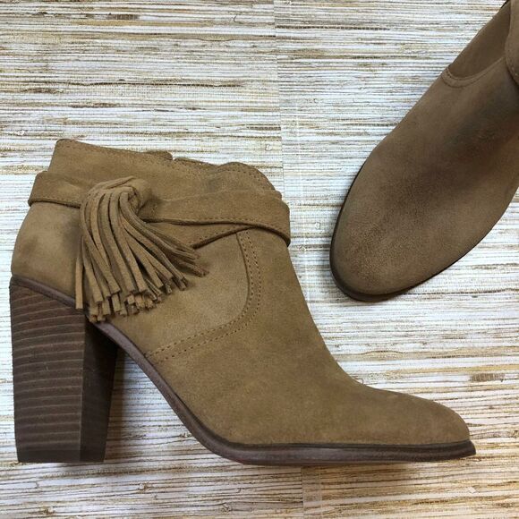 T-123 Vince Camuto tassle suede ankle Boot TAN size 8.5 uec - Picture 1 of 4